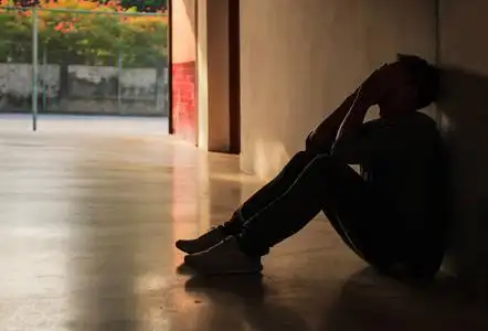 黑暗角落里绝望的人需要帮助.照片