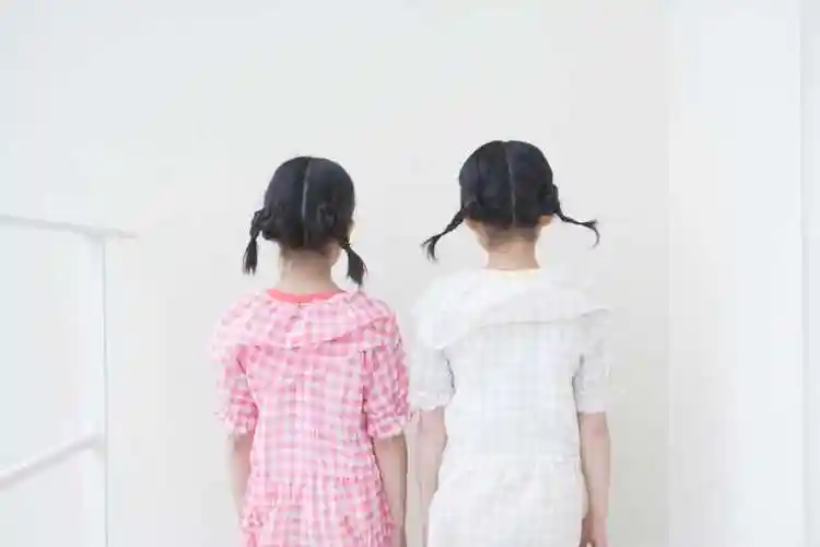 两个小女孩的背影