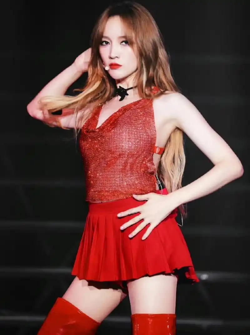 孟佳穿红色低胸吊带裙,遮不住的性感,遮不住的销魂,遮不住的诱惑,让人