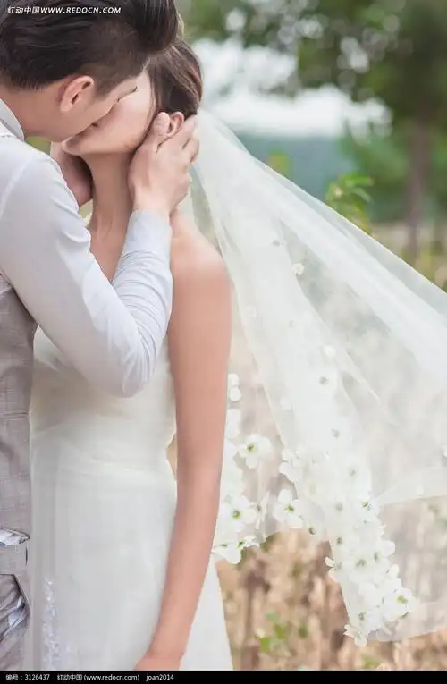 接吻的情侣婚纱摄影