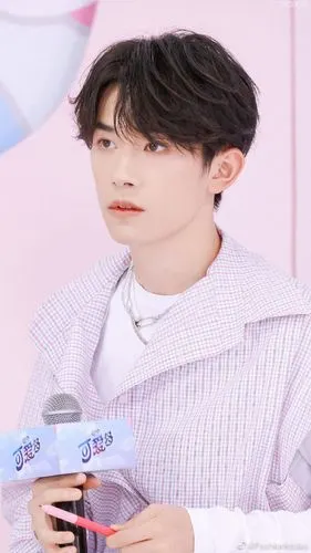 易烊千玺白色长t恤搭不规则格纹衬衫,清新冰淇淋色调,干净俊朗