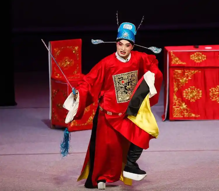 80后川剧小生挑战传统 "沙扬娜拉"成了川剧台词