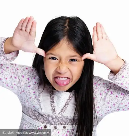 伸出舌头-年轻的女孩在白种人上做鬼脸