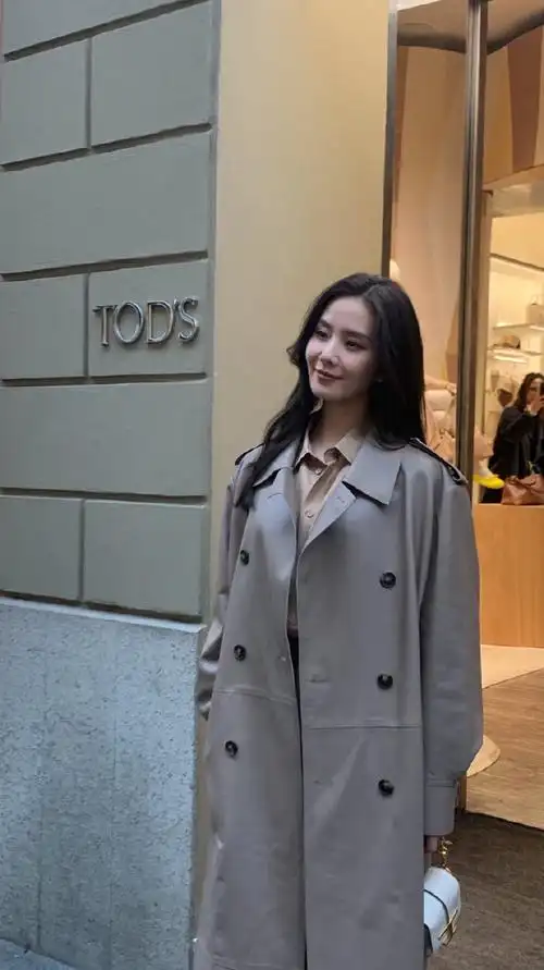 刘诗诗米兰探店生图##刘诗诗咖色风衣造型