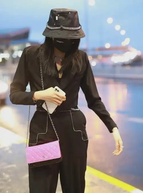 关晓彤:谁会闲的花七万买包,现在的她随便一个包包可不止7万!