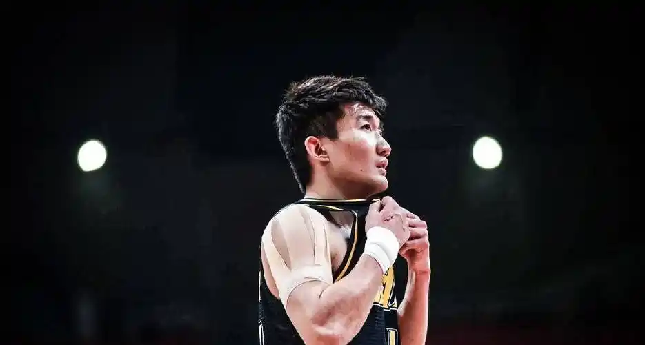 大鸟挤掉易建联_沈梓捷_篮板_恶意犯规