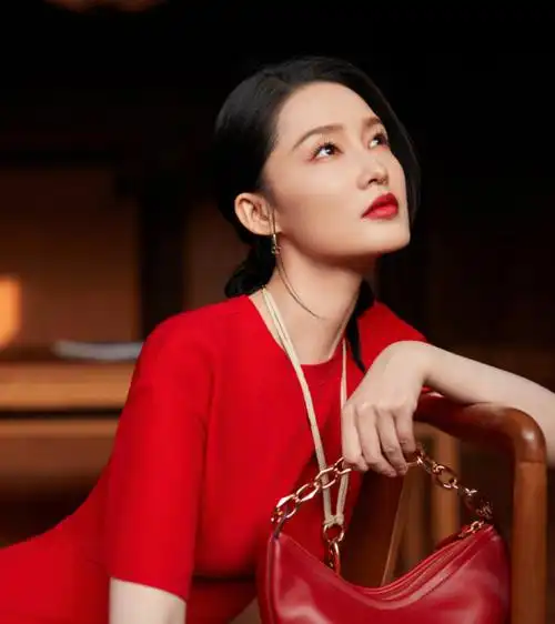 40岁佟丽娅33岁李沁同框,神仙颜值不过如此_腾讯新闻