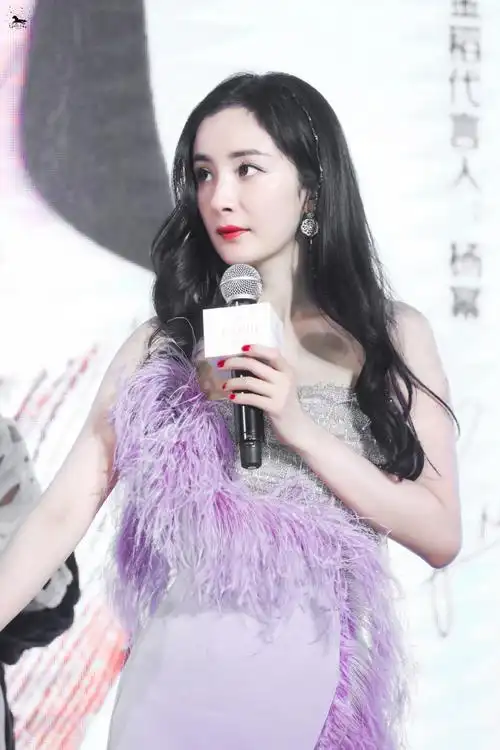 杨幂抹胸绸缎羽毛裙