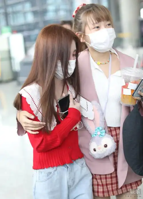 鞠婧祎穿复古上衣妆容精致被助理紧紧搂住