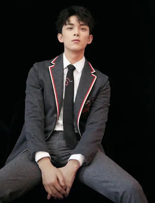 校服磊来袭,你可喜欢这样的他 网友说:吴磊穿校服好帅