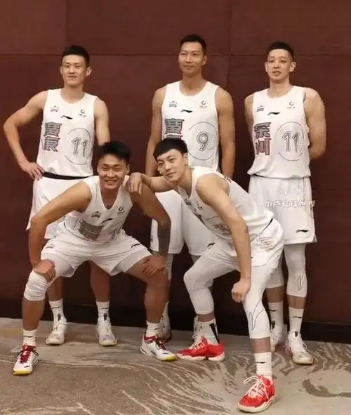 人"卢鹏儒"曝光了广东南区全明星的首发合影,分别是阿联,周鹏,沈梓捷