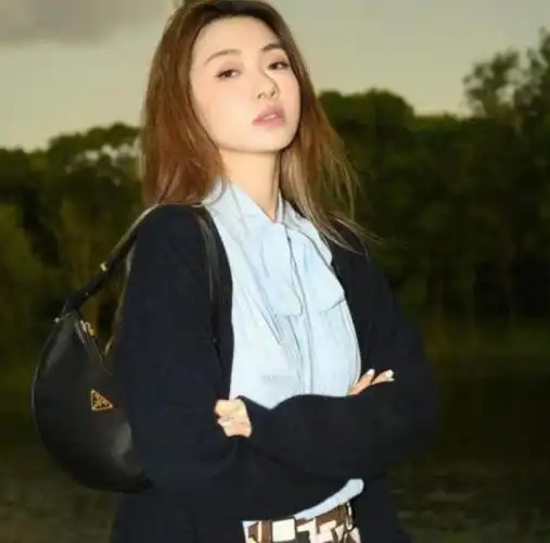 确认8郑恺前女友晒落日照身材纤细比苗苗精致