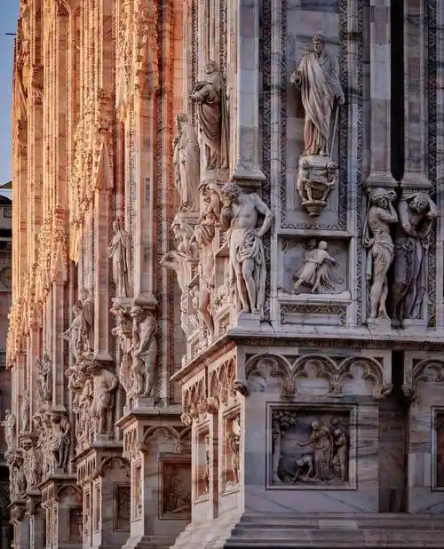 作者:马克61达阿格里特米兰大教堂的这个雕像人物是耶稣的门徒巴多