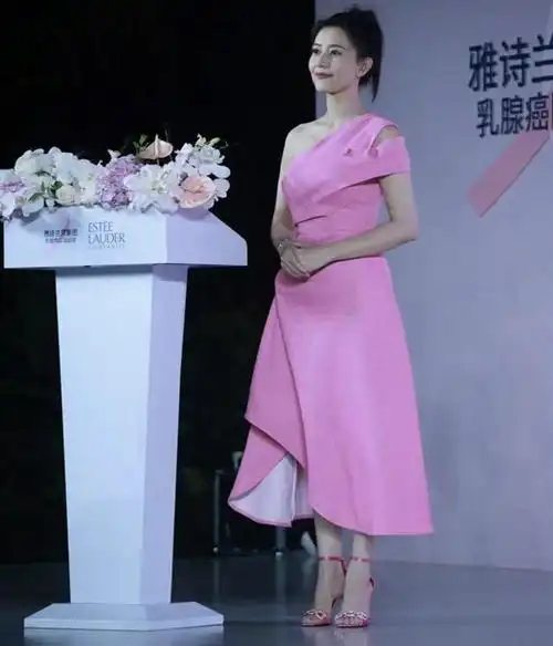 高圆圆这状态不输小姑娘穿粉色连衣裙嫩回18岁一点没老