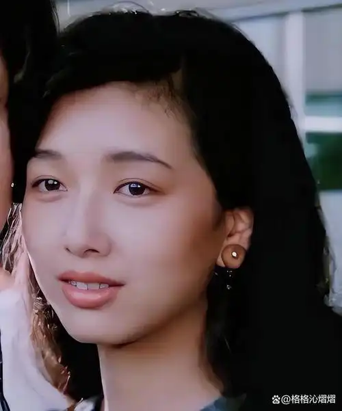 53岁田小洁露面和江珊女儿逛街颜值抢镜