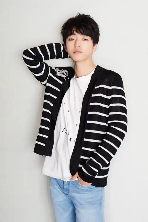 王俊凯身着字母t恤衫配上浅色牛仔裤现身某品牌发布会徽章装饰的衬衫