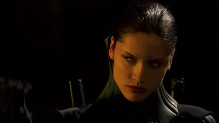 女杀手摘下面具,竟然是女吸血鬼,黑色紧身衣黑色面具易容(蒙面女视频