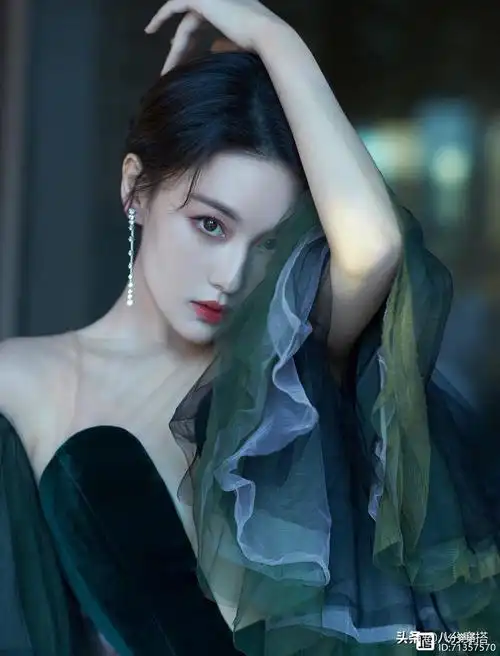 张馨予的美独一无二,一袭墨绿色礼服神秘华丽,高级精致真惹眼