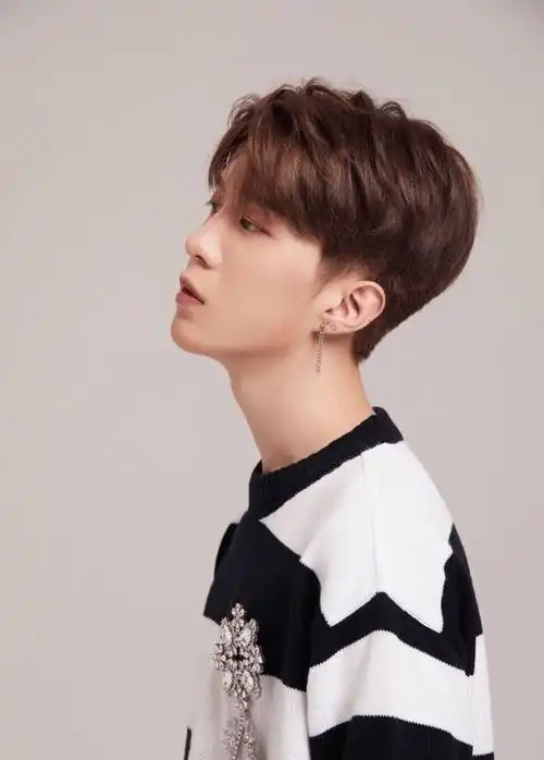 范丞丞第二优势就是侧颜杀,真的是非常好看了.