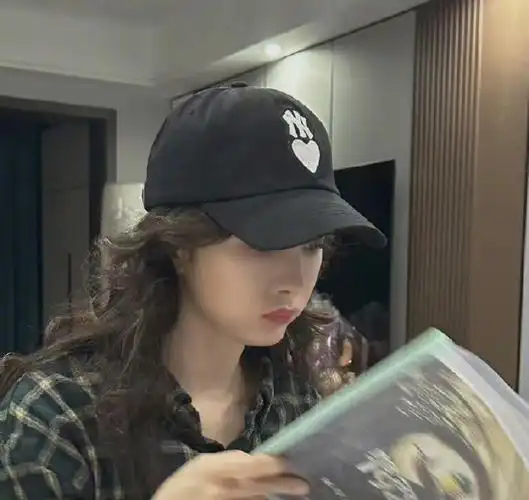 杨幂被猫抢镜头##杨幂看剧本