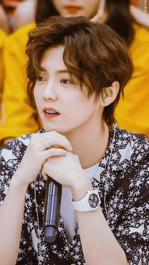 有没有关于鹿晗的惊艳照片可以做壁纸套图的