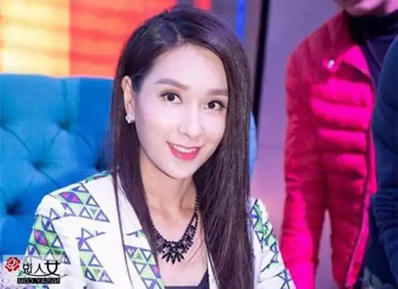 2002年,杨恭如传出与"上海首富"周正毅交往,有人称她为此遭周妻毛玉萍