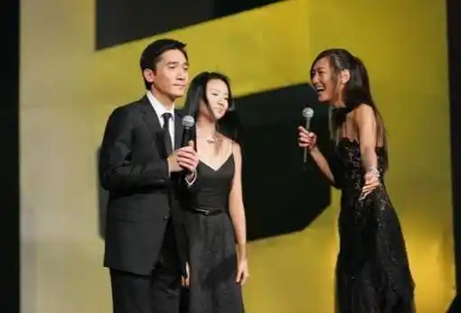 董洁穿小黑裙和梁朝伟同框,真养眼_黑色_显得_腰部