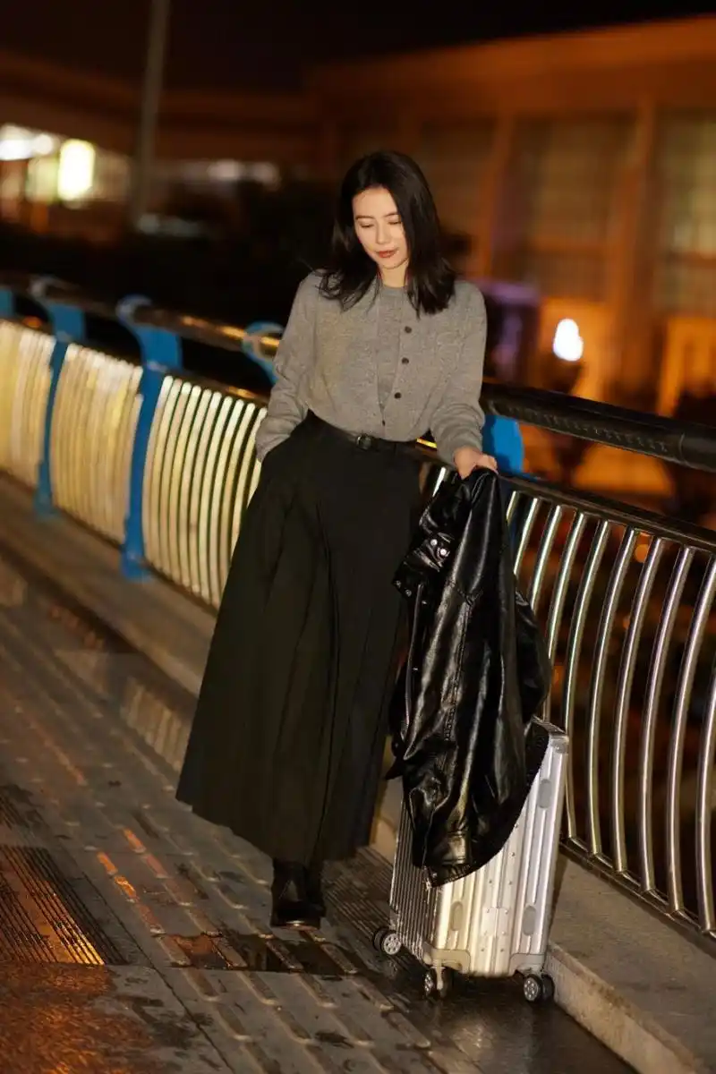 【高圆圆今天穿的好温柔】 近日,高圆圆机场照曝光,一件灰色的圆领