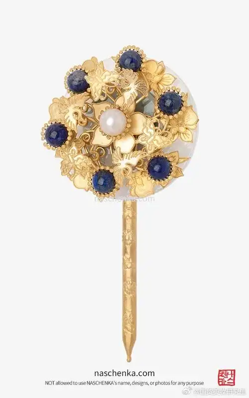 这款来自韩国当代首饰品牌的玉板簪,以其精美的设计和独特的韵味,成为