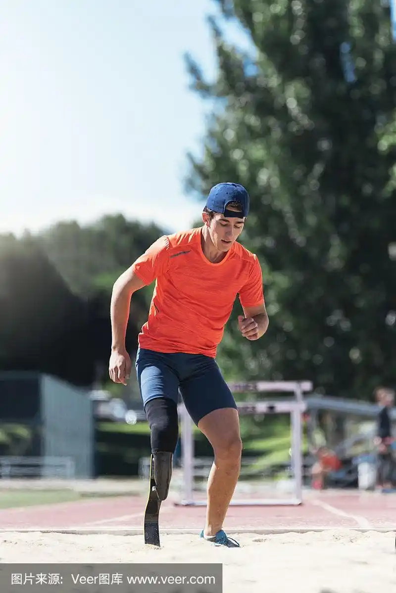 残疾人运动员用假肢跳跃.残奥运动的概念.