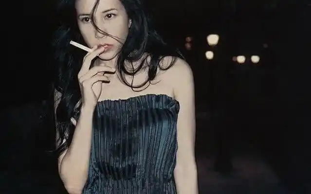 哪位女星抽烟姿势最性感林青霞王祖贤张曼玉倪妮