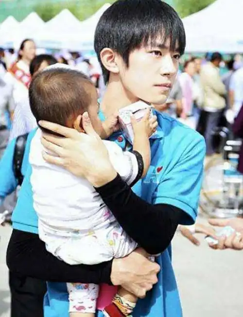 明星演绎花样抱娃姿势,千玺体贴,王大陆你是要吃了他吗?