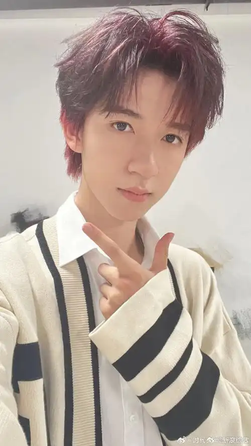 贺峻霖学院风金边眼镜穿搭##令人心动的offer5首录路透##令人心动的