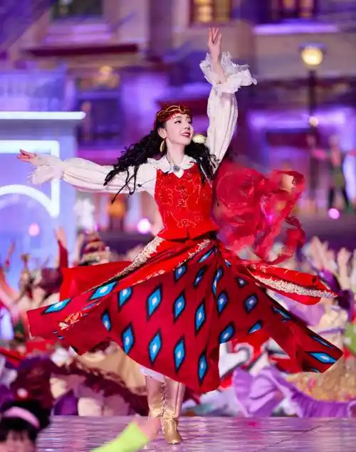 迪丽热巴春晚造型好美_新疆_才华_民族