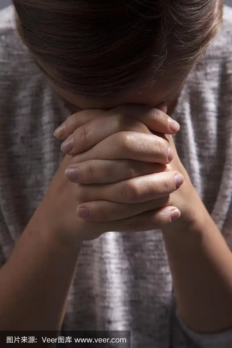 女子双手合十祈祷