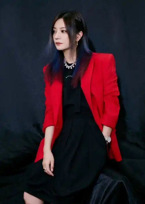 赵薇导演忒霸气,穿西装耳朵挂3铜圈干练潇洒,女强人范十足