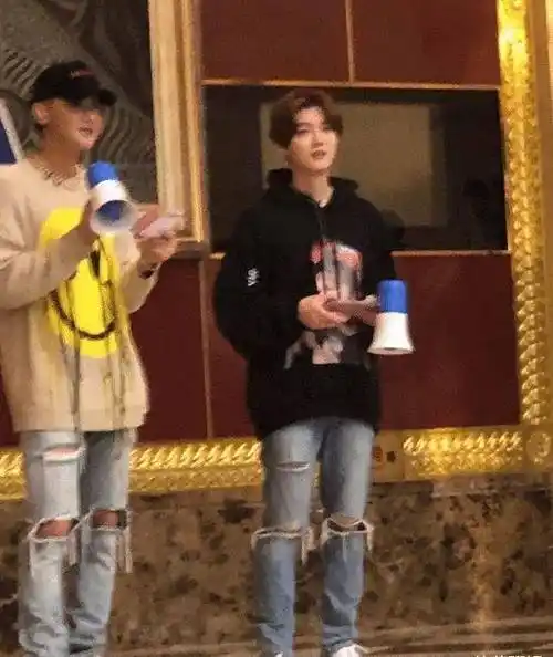 原创鹿晗黄子韬同框两人穿同款破洞裤未修图中身高差意外了