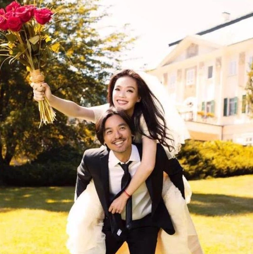 冯德伦不惧舒淇吃醋,晒与美女亲密合照