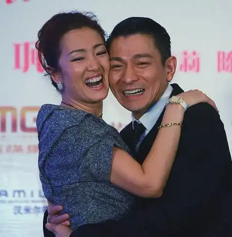 巩俐见到刘德华犯花痴了主动拥抱刘德华两人亲密接触