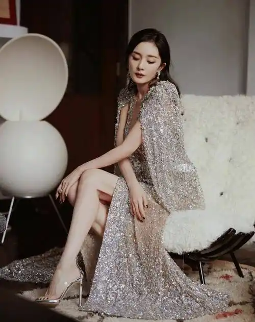 00的造型分析:亮片礼服——穿出视觉闪耀感杨幂"无滤镜"也太惊艳了,穿