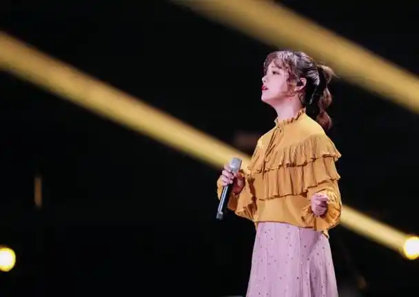 近日,备受关注的中国好声音冠军黄霄云现身蛙埠,参加了一场盛大的婚礼