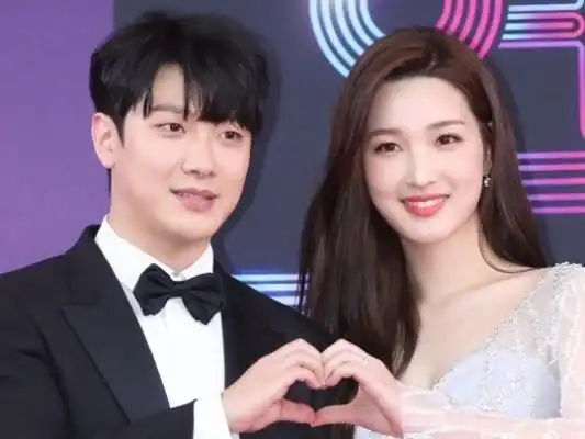 11日,韩国人气乐队ft island成员崔敏焕通过ins宣布了妻子律喜已经诞