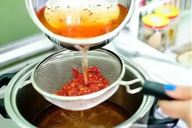 农民自制杀虫剂,用辣椒水防虫治虫,一亩地几毛钱,真的可行吗?