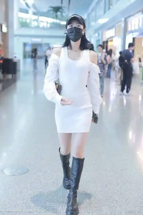 街拍:蓝盈莹白色背心裙 黑色长靴 棒球帽身材窈窕