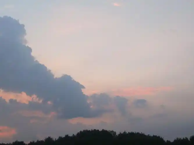 傍晚的风光恬静优美,那种说不出的和谐使秋天里的黄昏格外韵味深长