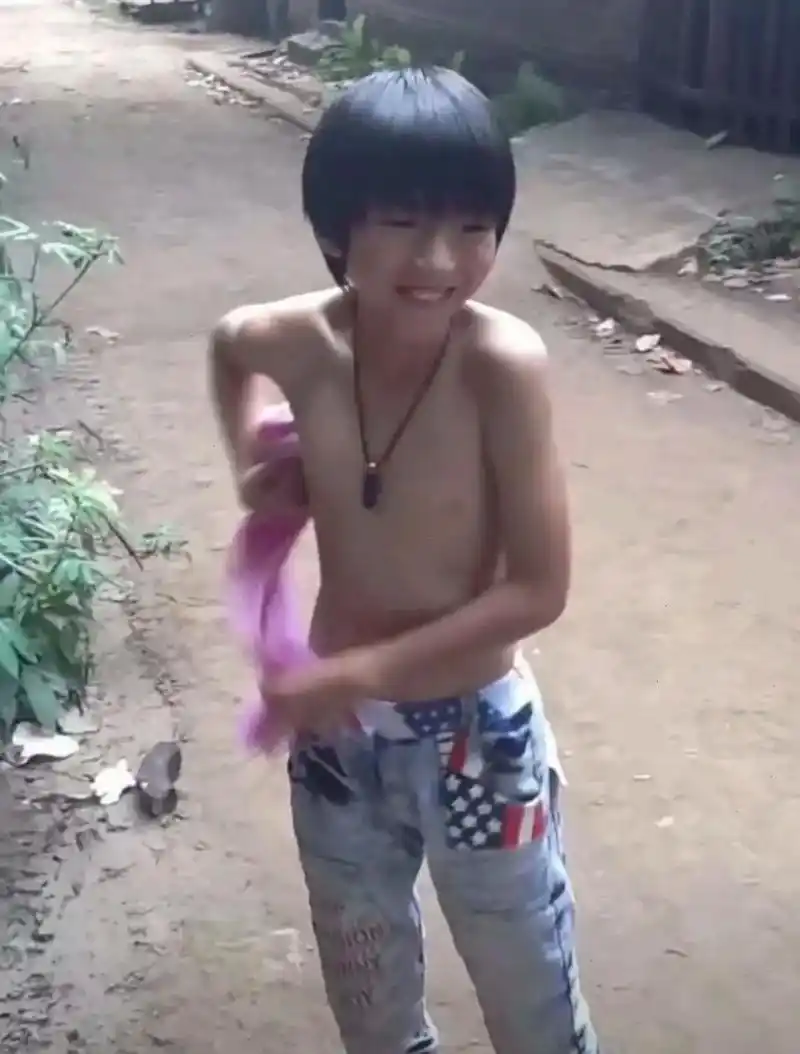 王俊凯:哥土过,但没丑过#王俊凯 #王俊凯小时候沙雕#追星 - 抖音