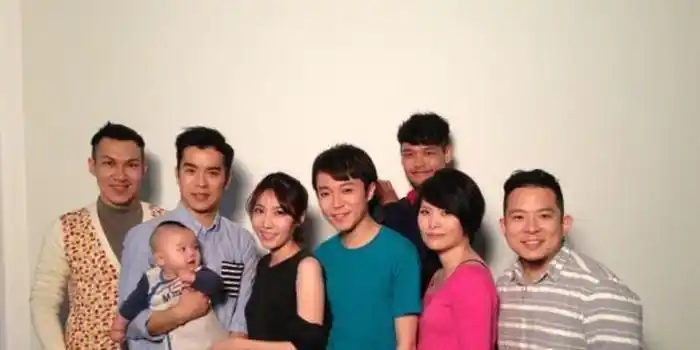 吴青峰在微博上晒出了一张苏打绿全员照片,当了爸爸的刘家凯也携妻抱