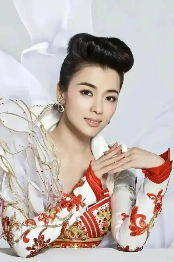 陈思思是中国著名女高音歌唱家之一,她以其温婉,圆润的声音和精 - 抖