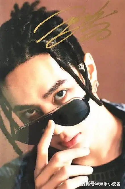 有种"花式字体"叫王一博的签名,不是特别好看,但是足够潇洒!