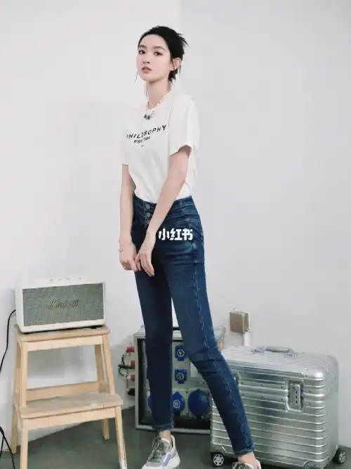 明星之选深色水洗高腰排扣牛仔裤塑造王玉雯的吸睛大长腿#新品上市